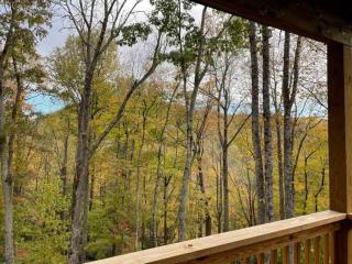 Sprawling Blowing Rock Escape with Theater and Hot Tub - Blowing Rock - 6