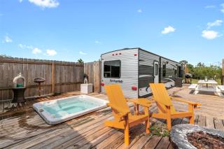 Lucinda Luxury RV with Hot Tub - Fredericksburg - 9