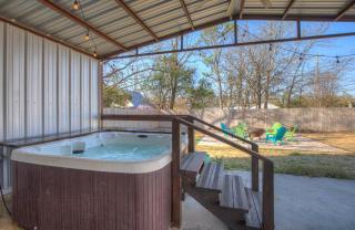 Hackberry Retreat - Hot Tub - Near Main - Fredericksburg - 6