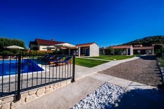 Dalmatian Pearls - 9