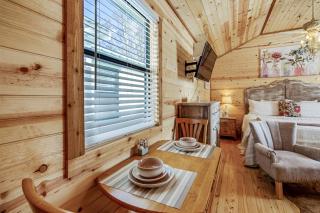 Fancy Cabin Right on Main St! - Fredericksburg - 4