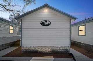 Fancy Cabin Right on Main St! - Fredericksburg - 7