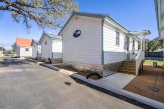 Fancy Cabin Right on Main St! - Fredericksburg - 8