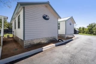 Fancy Cabin Right on Main St! - Fredericksburg - 9