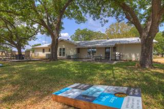 Spacious Home - Fire Pit, BBQ and Outdoor Seating! - Stonewall - 1