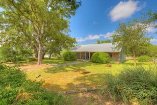 Historic Log Cabin Retreat Near Town on 5 Acres! - Fredericksburg - 5