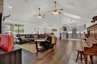 Luxury Haus - GREAT Backyard, Firepit, Bocce Ball! - Fredericksburg - 1