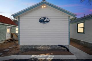 Stunning Cabin Right on Main St! - Fredericksburg - 0