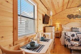 Stunning Cabin Right on Main St! - Fredericksburg - 6
