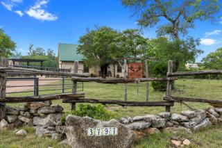 Luxury Home with Fire Pit & Hill Country Views - Luckenbach - 3