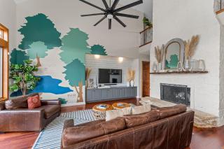 Luxurious Lake Park House: Sleeps 25, Pool, Hot-Tub, Firepit and Game Room! - Dripping Springs - 3