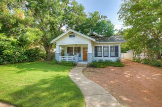 Luxury Near Main with Hot Tub - Fredericksburg - 0