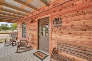 Cozy Cabin Firepit and Grill & 10 mins to Main St - Fredericksburg - 6