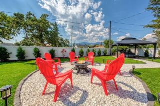 Backyard Oasis Hot Tub, BBQ, Outdoor Bar - Invermere - 0