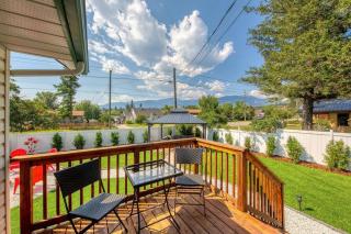 Backyard Oasis Hot Tub, BBQ, Outdoor Bar - Invermere - 8