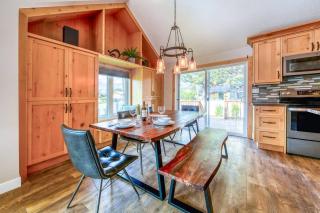 Backyard Oasis Hot Tub, BBQ, Outdoor Bar - Invermere - 4
