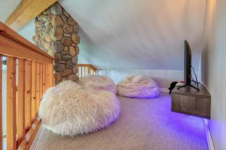 Backyard Oasis Hot Tub, BBQ, Outdoor Bar - Invermere - 2