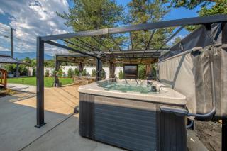 Backyard Oasis Hot Tub, BBQ, Outdoor Bar - Invermere - 9