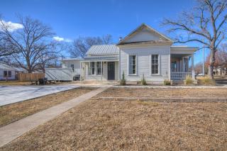 Gorgeous Home 1 Blk from Main with Hot Tub & Fire Pit! - Fredericksburg - 5