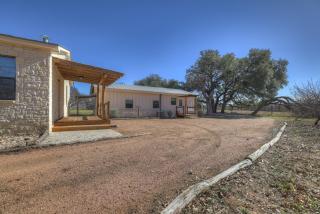 Willies House with Country Views - Shared Party Barn - Fredericksburg - 0