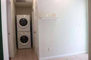 Hidden Emerald-Apartment with Kitchen and Laundry - 4