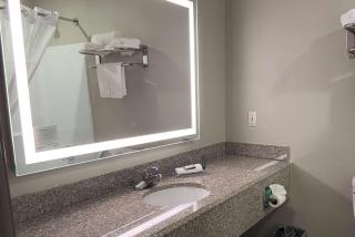 Days Inn & Suites by Wyndham Tahlequah - 2