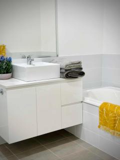 Adorable Modern 4 Br House WiFi & Parking - 3