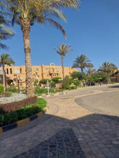 Sea Breeze شاليه مواجة للبحر Empire Resort العين السخنة - 1
