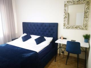 Riviera Deluxe Apartments - 8