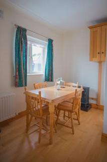 4 Bed on The Main Street - 1