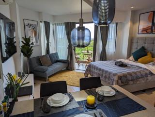 Dominiks Stylish Resort Gem Ocean View Pool Queen Bed at Tambuli 8 Floor Fast Wifi - Maribago - 0