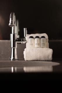 The Thomas Hotel - Premium Square View Suite - 3