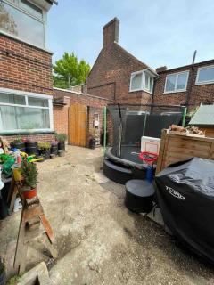 2/3 bed with garden, driveway & children’s toys - 9