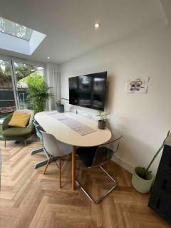 2/3 bed with garden, driveway & children’s toys - 7