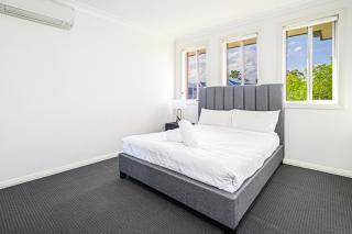 Colebee Modern 5BR House Spacious & Close to Park - Schofields - 2