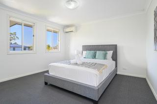 Colebee Modern 5BR House Spacious & Close to Park - Schofields - 1