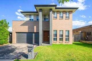 Colebee Modern 5BR House Spacious & Close to Park - Schofields - 0