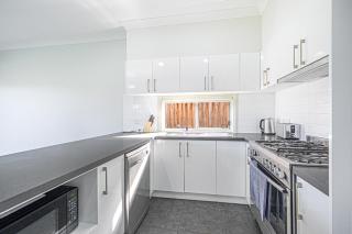Colebee Modern 5BR House Spacious & Close to Park - Schofields - 5