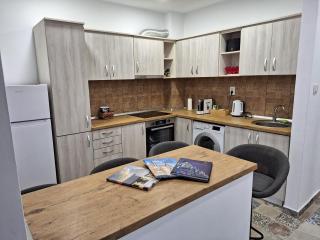 Central Free parking, 2 king bedrooms - 7