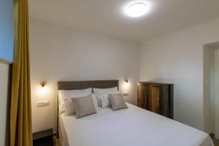 Lily Split Center - 4