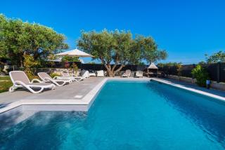 CROWONDER Sun Dance Apartments with Heated Swimming Pool Seaview and Garden - 8