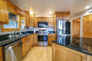 Mistletoe Cabin- Private cabin w views, Hottub, pet friendly - 3