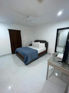 bedroom with sharing bathroom - 0