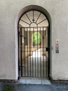 Quirky town centre apartment with river terrace - Macclesfield - 4