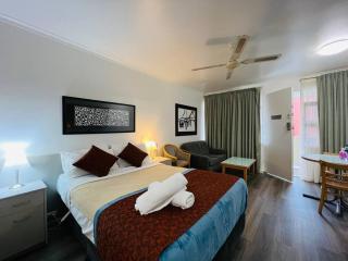 1ENSUITE GLENELG UNIT - 8