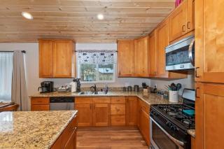 Timber lodge Retreat w/Game room - Sugarloaf - 2