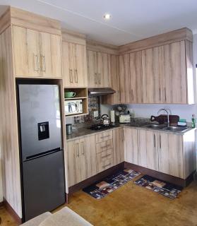 Upstairs R-2 Self-Catering Unit - White River - 5