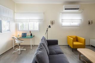 Eclectic Dreams Rabin Square Apt with Shelter by Sea N' Rent - Tel Aviv - 3
