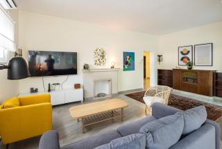 Eclectic Dreams Rabin Square Apt with Shelter by Sea N' Rent - Tel Aviv - 4