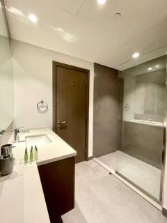 Dar Vacation - Contemporary 3BR Apartment in Creek - Dubai - 2